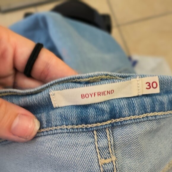 Levi’s Mid-Rise Boyfriend Jeans Size 30 – Relaxed Fit Denim - Picture 4 of 6